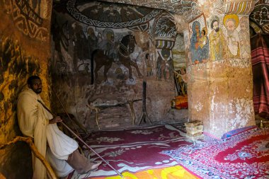 Hawzen, Etiyopya - 9 Ocak 2018: Hawzen, Tigray, Etiyopya 'daki Aona Yemata Guh kilisesinde bir rahip