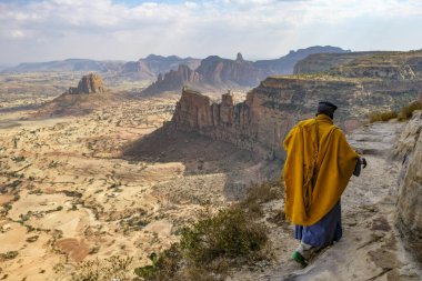 Megab, Etiyopya - 9 Ocak 2018: Gheralta Dağları, Tigray, Etiyopya 'daki Daniel Korkor Kilisesi dışında bir rahip.