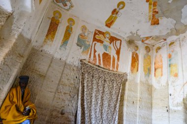Megab, Etiyopya - 9 Ocak 2018: Gheralta Dağları 'ndaki Daniel Korkor Kilisesi içinde bir rahip, Tigray, Etiyopya.