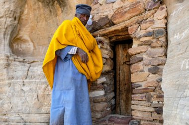 Megab, Etiyopya - 9 Ocak 2018: Gheralta Dağları, Tigray, Etiyopya 'daki Daniel Korkor Kilisesi dışında bir rahip.