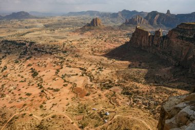 Tigray 'in Gheralta Dağları, Etiyopya' daki Daniel Korkor Kilisesi 'nden görüşleri.