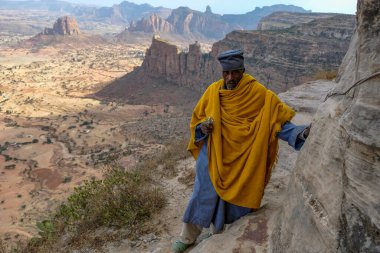 Megab, Etiyopya - 9 Ocak 2018: Gheralta Dağları, Tigray, Etiyopya 'daki Daniel Korkor Kilisesi dışında bir rahip.