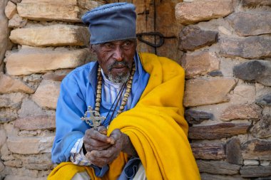 Megab, Etiyopya - 9 Ocak 2018: Gheralta Dağları, Tigray, Etiyopya 'daki Daniel Korkor Kilisesi dışında bir rahip.