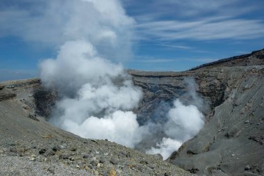 Nakadake Dağı, Japonya 'daki en büyük volkan olan Aso Dağı' nı oluşturan beş tepeden biridir..