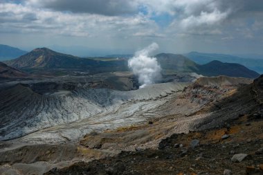 Nakadake Dağı, Japonya 'daki en büyük volkan olan Aso Dağı' nı oluşturan beş tepeden biridir..