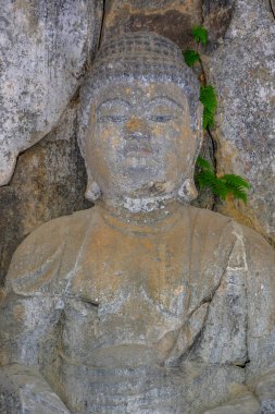 Usuki, Japonya - 1 Mayıs 2023: Usuki Stone Buddha 'larından birinin ayrıntıları. 12. yüzyılda Japonya 'nın Usuki şehrinde kayalara oyulmuş bir heykel seti..