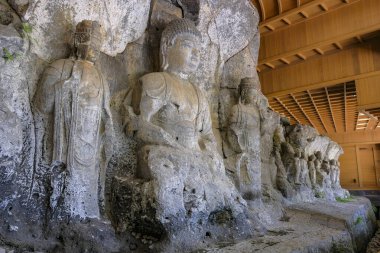 Usuki, Japonya - 1 Mayıs 2023: Olağan Taş Buda heykelleri 12. yüzyılda Japonya 'nın Usuki kentinde kayalara oyulmuş bir dizi heykeldir..