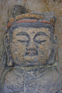 Usuki, Japonya - 1 Mayıs 2023: Usuki Stone Buddha 'larından birinin ayrıntıları. 12. yüzyılda Japonya 'nın Usuki şehrinde kayalara oyulmuş bir heykel seti..