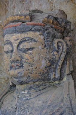 Usuki, Japonya - 1 Mayıs 2023: Usuki Stone Buddha 'larından birinin ayrıntıları. 12. yüzyılda Japonya 'nın Usuki şehrinde kayalara oyulmuş bir heykel seti..