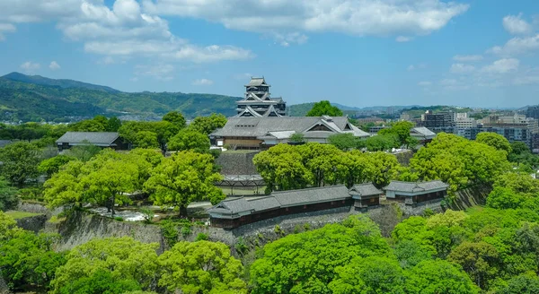 Kumamoto, Japonya - 26 Nisan 2023: Japonya 'daki Kyushu Adası' ndaki Kumamoto Kalesi 'nin manzarası.