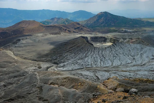 Nakadake Dağı, Japonya 'daki en büyük volkan olan Aso Dağı' nı oluşturan beş tepeden biridir..