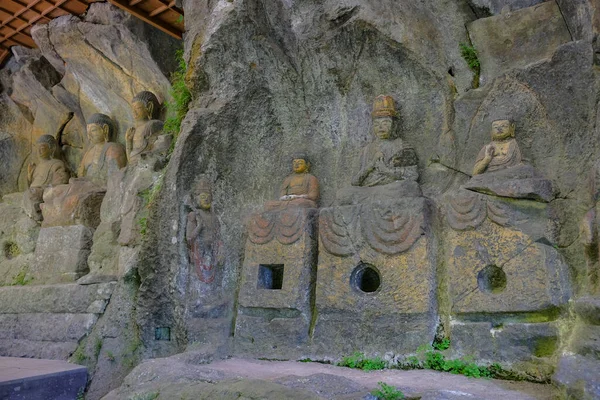 日本の臼杵 2023年5月1日 臼杵石仏 うつき石仏 12世紀に日本の臼杵で岩に彫られた彫刻群 — ストック写真
