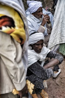 Lalibela, Etiyopya - 5 Ocak 2018: Hacılar günlerce yürüdükten sonra Etiyopya 'nın Lalibela kentinde Genna' yı anmak için dinleniyorlar.