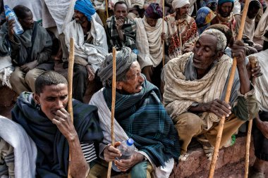 Lalibela, Etiyopya - 6 Ocak 2018: Hacılar günlerce yürüdükten sonra Lalibela, Etiyopya 'da Genna' yı kutlamak için dinleniyorlar.