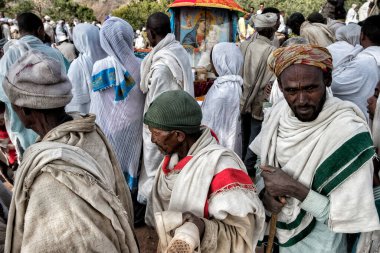 Lalibela, Etiyopya - 6 Ocak 2018: Etiyopya 'nın Lalibela kentinde Genna' yı kutlamak için birkaç gün yürüdükten sonra Biete Giyorgis (Aziz George Kilisesi) 'ne girmeyi bekleyen hacılar.