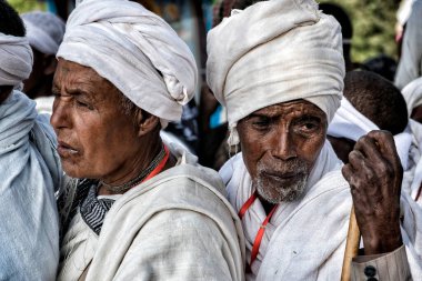 Lalibela, Etiyopya - 6 Ocak 2018: Etiyopya 'nın Lalibela kentinde Genna' yı kutlamak için birkaç gün yürüdükten sonra Biete Giyorgis (Aziz George Kilisesi) 'ne girmeyi bekleyen hacılar.