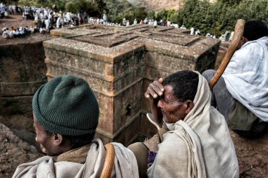 Lalibela, Etiyopya - 6 Ocak 2018: Lalibela 'daki Biete Giyorgis (Aziz George Kilisesi) çevresindeki hacılar. Ocak ayının ilk günlerinde binlerce Etiyopyalı Ortodoks Hıristiyan hacı Etiyopya 'daki Lalibela şehrine gider..