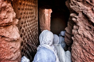 Lalibela, Etiyopya - 6 Ocak 2018: Etiyopya 'nın başkenti Lalibela' da Genna 'yı anmak için birkaç gün yürüdükten sonra Biete Cebrail-Rufael' e (Melekler Evi) giren hacılar.