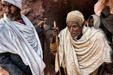 Lalibela, Etiyopya - 6 Ocak 2018: Lalibela 'daki kiliseleri birbirine bağlayan tünellerden birinde yürüyen hacılar. Ocak ayının ilk günlerinde binlerce Etiyopyalı Ortodoks Hıristiyan hacı Etiyopya 'daki Lalibela şehrine gider..