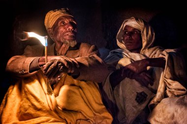 Lalibela, Etiyopya - 7 Ocak 2018: Pilgrimler, Biete Medhane Alem 'in (Dünya Kurtarıcısı Evi) önünde gece yanan mumlarla dua ediyorlar. Ocak ayının ilk günlerinde, binlerce Etiyopyalı Ortodoks Hıristiyan hacı