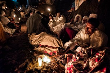 Lalibela, Etiyopya - 7 Ocak 2018: Pilgrimler, Biete Medhane Alem 'in (Dünya Kurtarıcısı Evi) önünde gece yanan mumlarla dua ediyorlar. Ocak ayının ilk günlerinde, binlerce Etiyopyalı Ortodoks Hıristiyan hacı