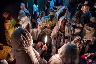 Lalibela, Etiyopya - 7 Ocak 2018: Pilgrimler, Biete Medhane Alem 'in (Dünya Kurtarıcısı Evi) önünde gece yanan mumlarla dua ediyorlar. Ocak ayının ilk günlerinde, binlerce Etiyopyalı Ortodoks Hıristiyan hacı