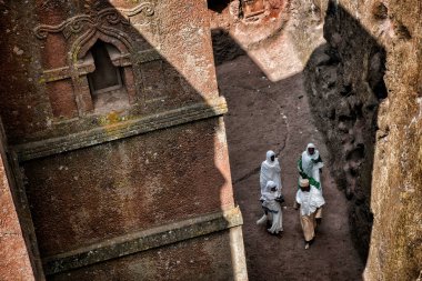 Lalibela, Etiyopya - 7 Ocak 2018: Biete Giyorgis (Aziz George Kilisesi) etrafında yürüyen hacılar. Ocak ayının ilk günlerinde binlerce Etiyopyalı Ortodoks Hıristiyan hacı Etiyopya 'daki Lalibela şehrine gider..
