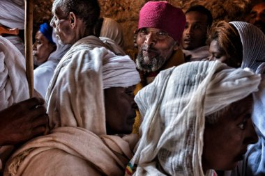 Lalibela, Etiyopya - 7 Ocak 2018: Lalibela, Etiyopya 'daki Genna' yı anmak için günlerce yürüdükten sonra Lalibela 'daki kiliselerden birine girmeyi bekleyen hacılar.