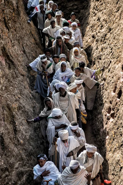 Lalibela Etiopía Enero 2018 Peregrinos Corredor Que Conduce Biete Giyorgis — Foto de Stock