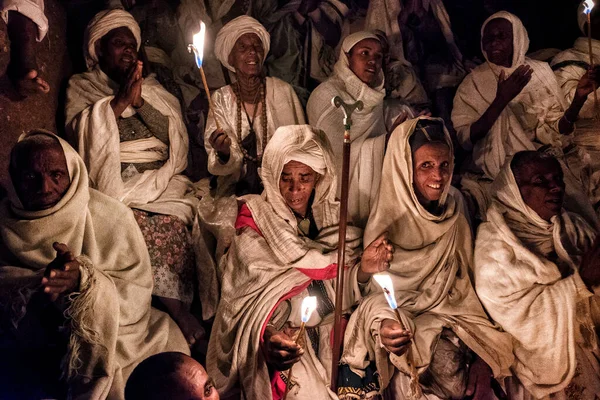 エチオピア ラリベラ 2018年1月7日 ビエテ メデハネ アレム 世界の救い主の家 の外の夜にろうそくを灯して祈る巡礼者たち 1月の最初の日の間に 何千人ものエチオピア正教会の巡礼者が町Oに行きます — ストック写真