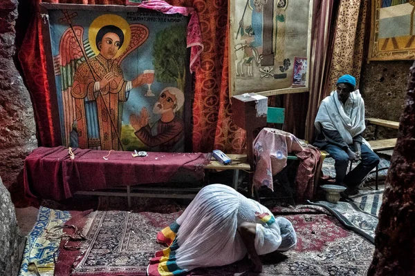 Lalibela Etiopía Enero 2018 Una Mujer Ora Dentro Una Iglesia — Foto de Stock