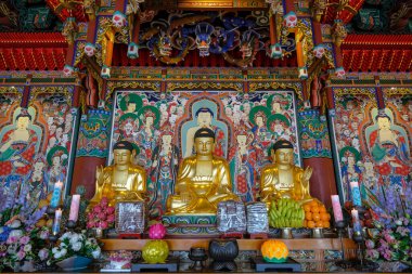 Busan, Güney Kore - 27 Mayıs 2023 Haedong Yonggungsa Tapınağı, Güney Kore 'nin Busan kentinde yer alan nadir bulunan Kore tapınaklarından biridir..