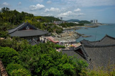 Busan, Güney Kore - 27 Mayıs 2023 Haedong Yonggungsa Tapınağı, Güney Kore 'nin Busan kentinde yer alan nadir bulunan Kore tapınaklarından biridir..