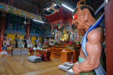 Busan, Güney Kore - 30 Mayıs 2023: Beomeosa Tapınağı Busan, Güney Kore 'de Geumjeongsan Dağı üzerine inşa edilmiş bir Budist tapınağıdır..