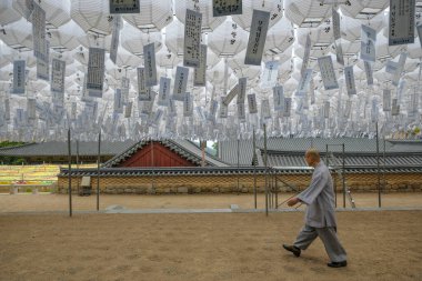 Busan, Güney Kore - 30 Mayıs 2023: Beomeosa Tapınağı 'nda bir keşiş, Güney Kore' nin Busan kentinde Geumjeongsan Dağı üzerine inşa edilmiş bir Budist tapınağıdır..