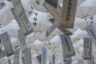 Busan, Güney Kore - 30 Mayıs 2023: Beomeosa Tapınağı 'ndaki Fenerler, Güney Kore' nin Busan kentindeki Geumjeongsan Dağı üzerine inşa edilmiş bir Budist tapınağıdır..