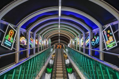 Busan, Güney Kore - 1 Haziran 2023: Busan, Güney Kore 'deki Yongdusan Parkı' nda yürüyen merdivenden çıkan insanlar.