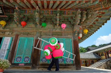 Gyeongju, Güney Kore - 2 Haziran 2023 Bulguksa tapınağında fener taşıyan bir adam. Güney Kore, Gyeongju 'da bir Budist tapınağı..