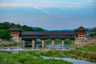 Gyeongju, Güney Kore - 3 Haziran 2023 Woljeong Köprüsü Güney Kore 'nin Gyeongju kentindeki Gyochon Geleneksel Köyü' nün yanında yer alan kapalı bir köprüdür..