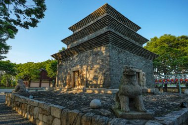 Gyeongju, Güney Kore - 4 Haziran 2023: Gyeongju Güney Kore 'deki Bunhwangsa Tapınağı' nda Şilla döneminin üç katlı taş geçidi.