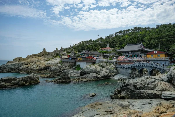 Busan, Güney Kore - 27 Mayıs 2023 Haedong Yonggungsa Tapınağı, Güney Kore 'nin Busan kentinde yer alan nadir bulunan Kore tapınaklarından biridir..