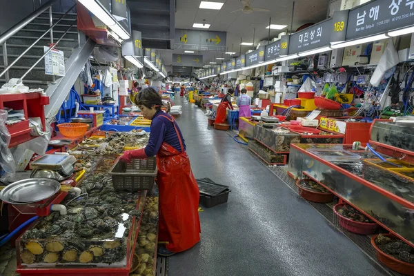 Busan Sydkorea Maj 2023 Fiskförsäljare Jagalchi Market Busan Sydkorea — Stockfoto