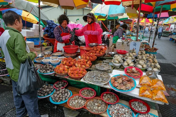 2023年5月28日韓国 釜山市のジャガルチ市場で新鮮なアサリ ムール貝 カタツムリを販売する女性 — ストック写真