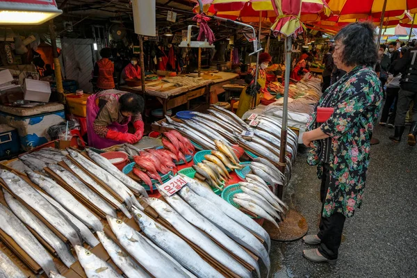 Pusan Korea Południowa Maja 2023 Sprzedawcy Ryb Rynku Jagalchi Pusan — Zdjęcie stockowe