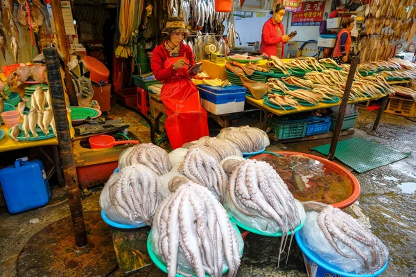 韩国釜山 2023年5月28日 韩国釜山Jagalchi市场的鱼类商贩 — 图库照片