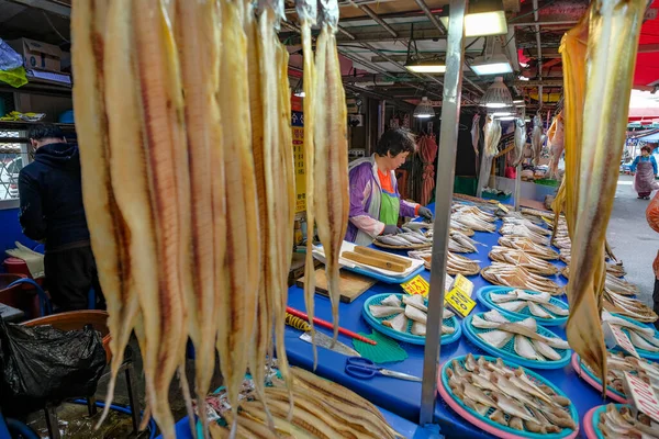 Busan Sydkorea Maj 2023 Kvinna Som Säljer Fisk Jagalchi Market — Stockfoto