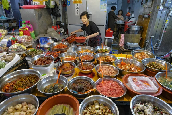 Pusan Korea Południowa Maja 2023 Sprzedawcy Ogórków Rynku Jagalchi Pusan — Zdjęcie stockowe