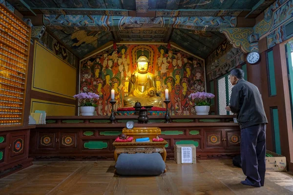 Busan Südkorea Mai 2023 Ein Mann Betet Beomeosa Tempel Einem — Stockfoto
