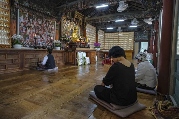 Busan South Korea May 2023 Women Praying Beomeosa Temple Buddhist — Stock Photo, Image