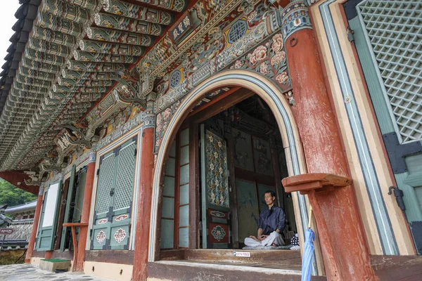 Busan Coreia Sul Maio 2023 Homem Meditando Templo Beomeosa Templo — Fotografia de Stock